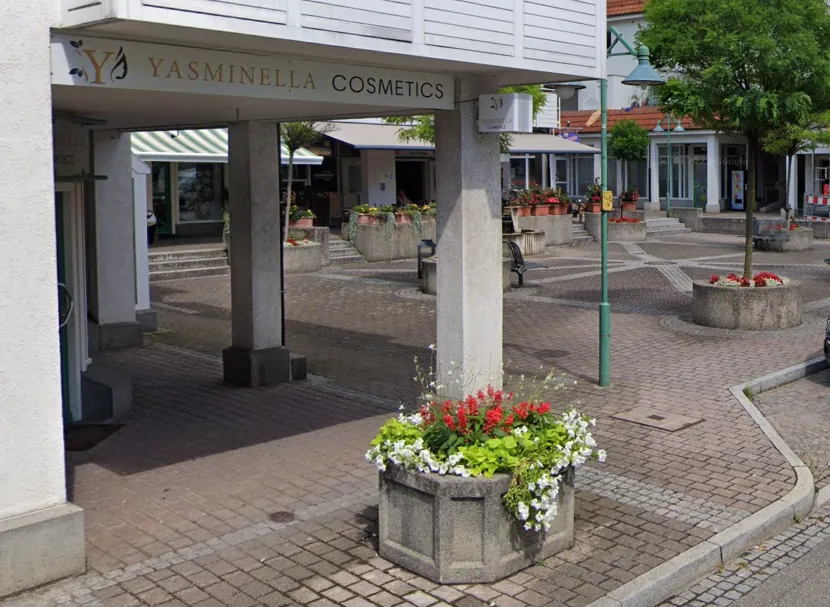 Eingang Yasminella Cosmetics – Zugang zum Thai Aroma Massage Studio